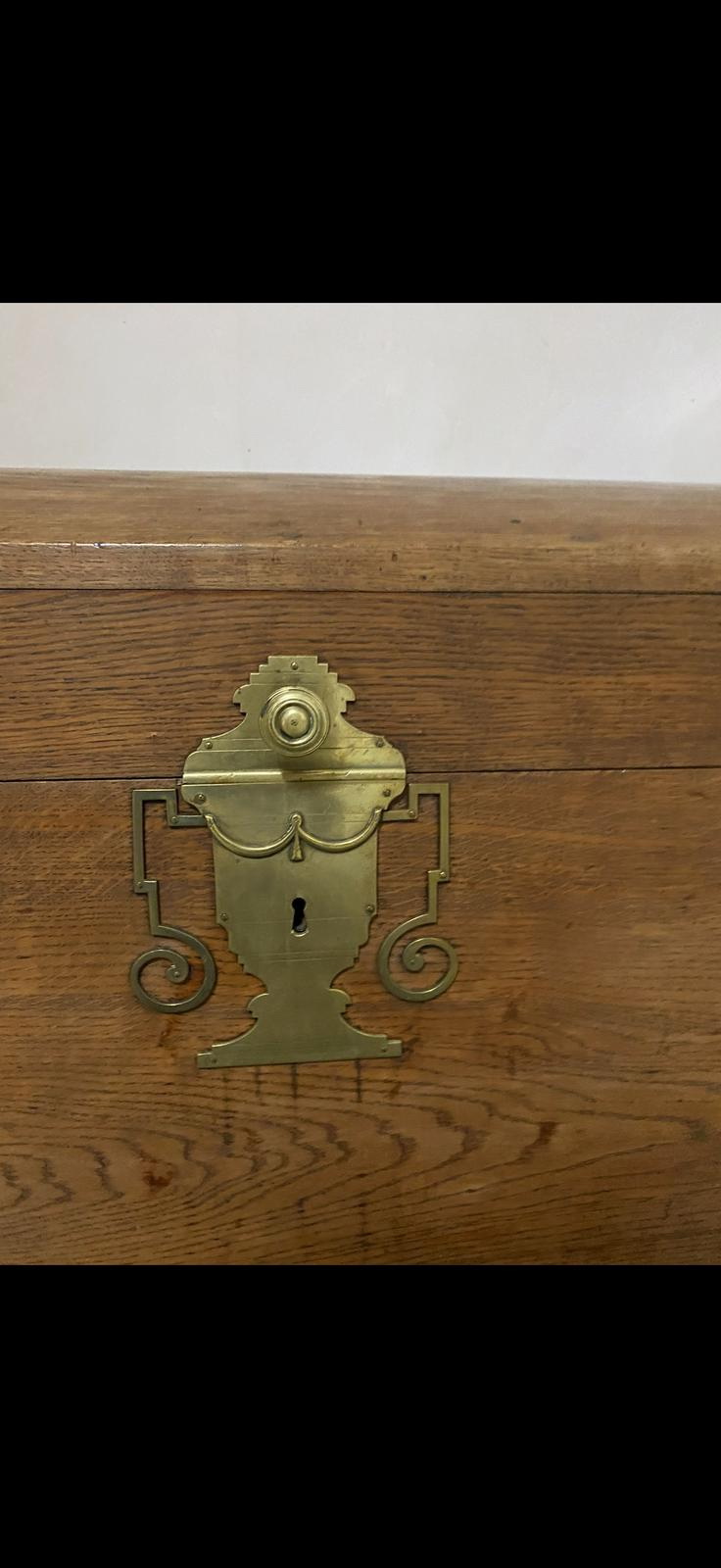 Truhe mit Messingbeschlag4