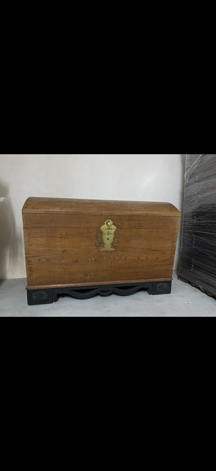 Truhe mit Messingbeschlag2